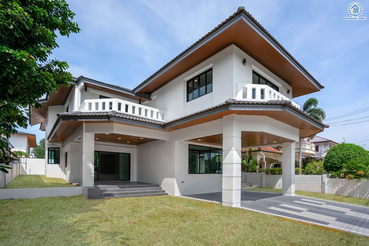 บ้านมือสองตกแต่งใหม่ โครงการ เมืองเอก โครงการ8  วิภาวดี-รังสิต บ้านเดี่ยวหลังใหญ่ บนเนื้อที่ 105 ตร.ว. พื้นที่ใช้สอยเยอะถึง 444 ตร.ม. พร้อมฟังก์ชัน 3 ห้องนอน 5 ห้องน้ำ 1 ห้องอเนกประสงค์ 1 ห้องแม่บ้าน จอดรถได้ 2 คัน สุดยอดทำเล เชื่อมต่อทุกการเดินทาง ใกล้จุดขึ้นทางด่วน "ศรีสมาน" และมหาวิทยาลัยรังสิต